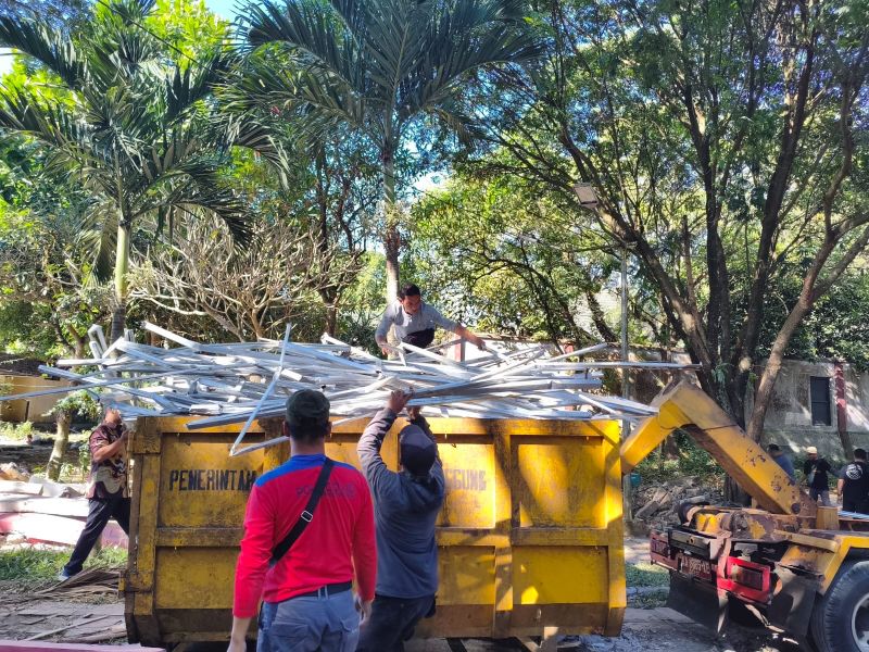 Pengamanan Sisa Hasil Bongkaran Taman Pengayoman