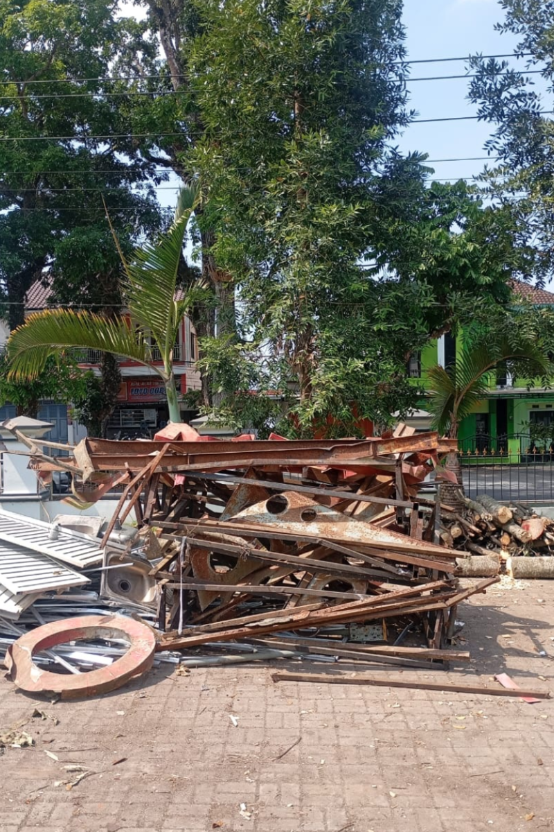 Pengamanan Sisa Hasil Bongkaran Taman Pengayoman